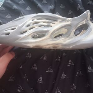 I'm selling a size 9 Yeezy foam runners no box